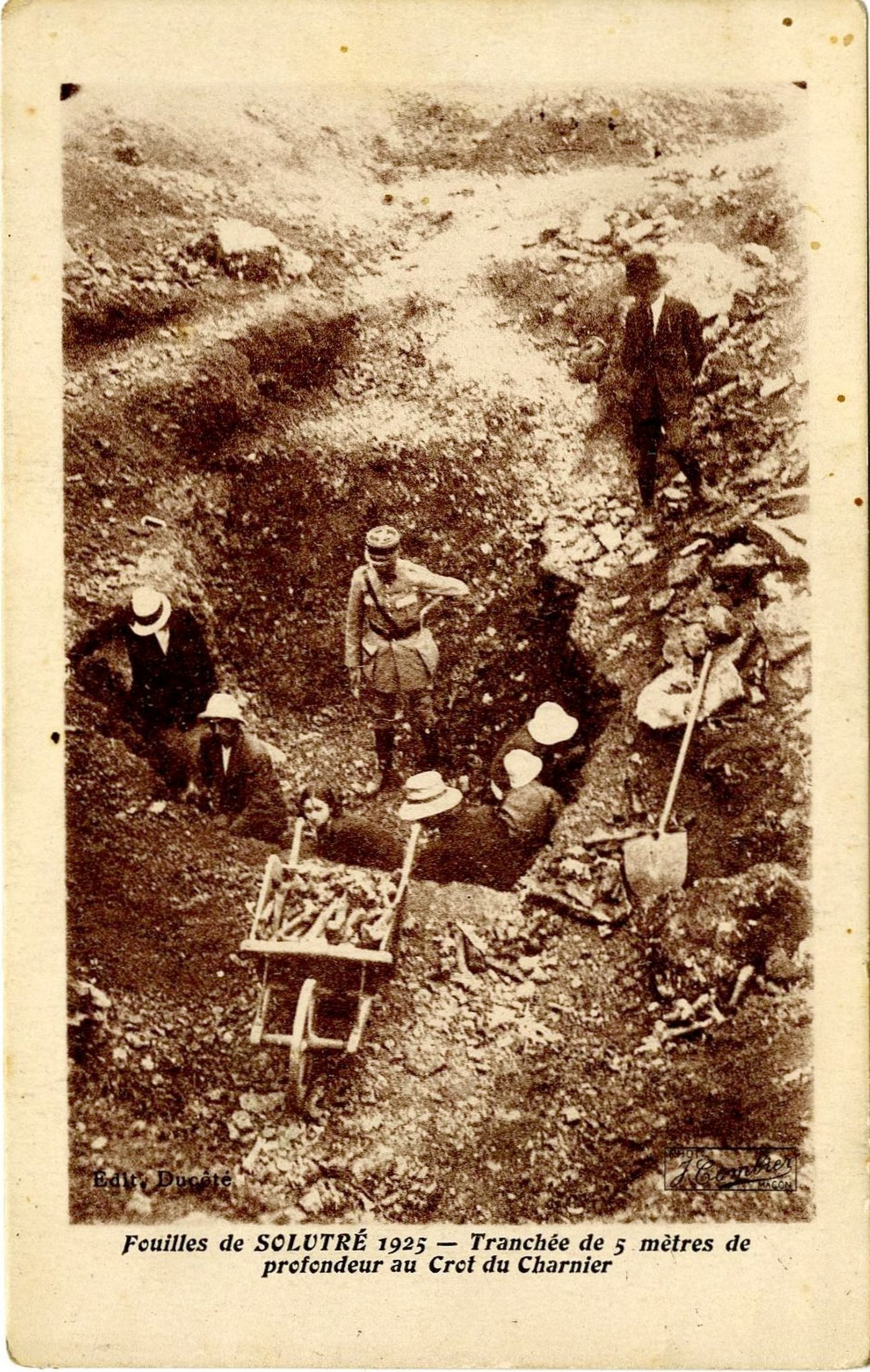 Fouilles de Solutré 1925. Tranchée de 5 mètres de profondeur au Crot du Charnier.