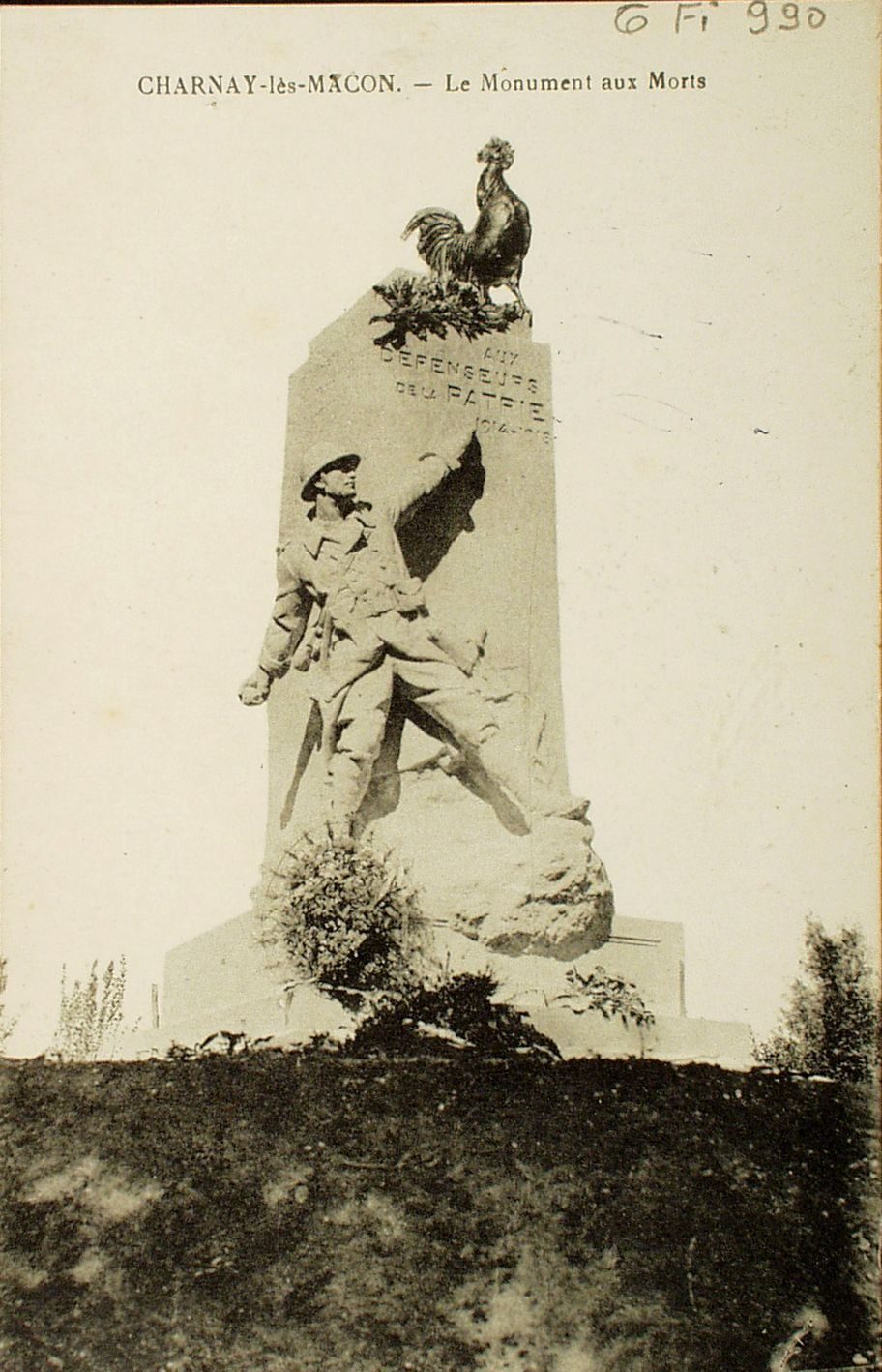 Charnay-lès-Mâcon. Le monument aux morts.