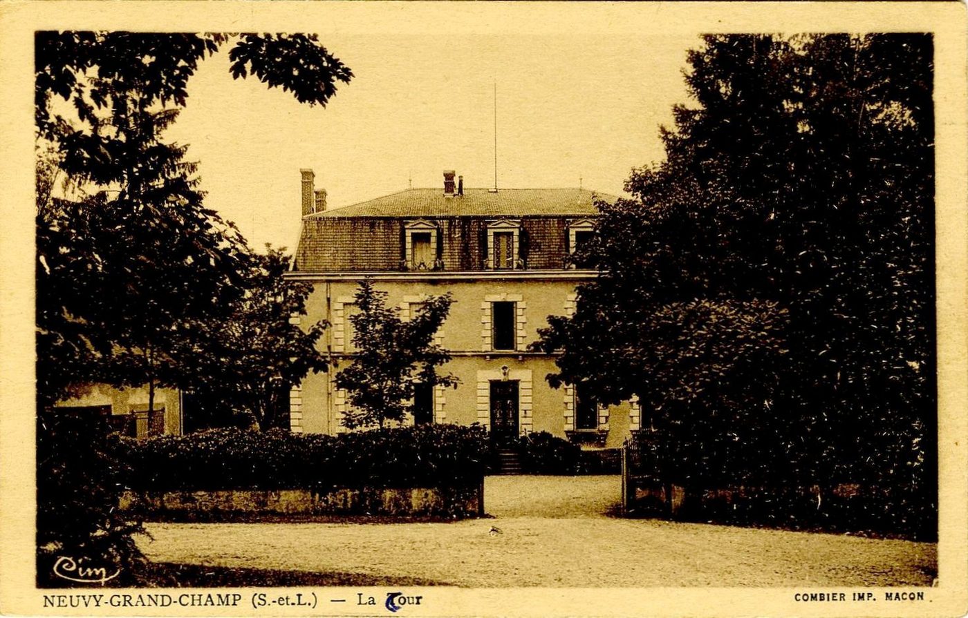 Neuvy Grandchamp. La cour.