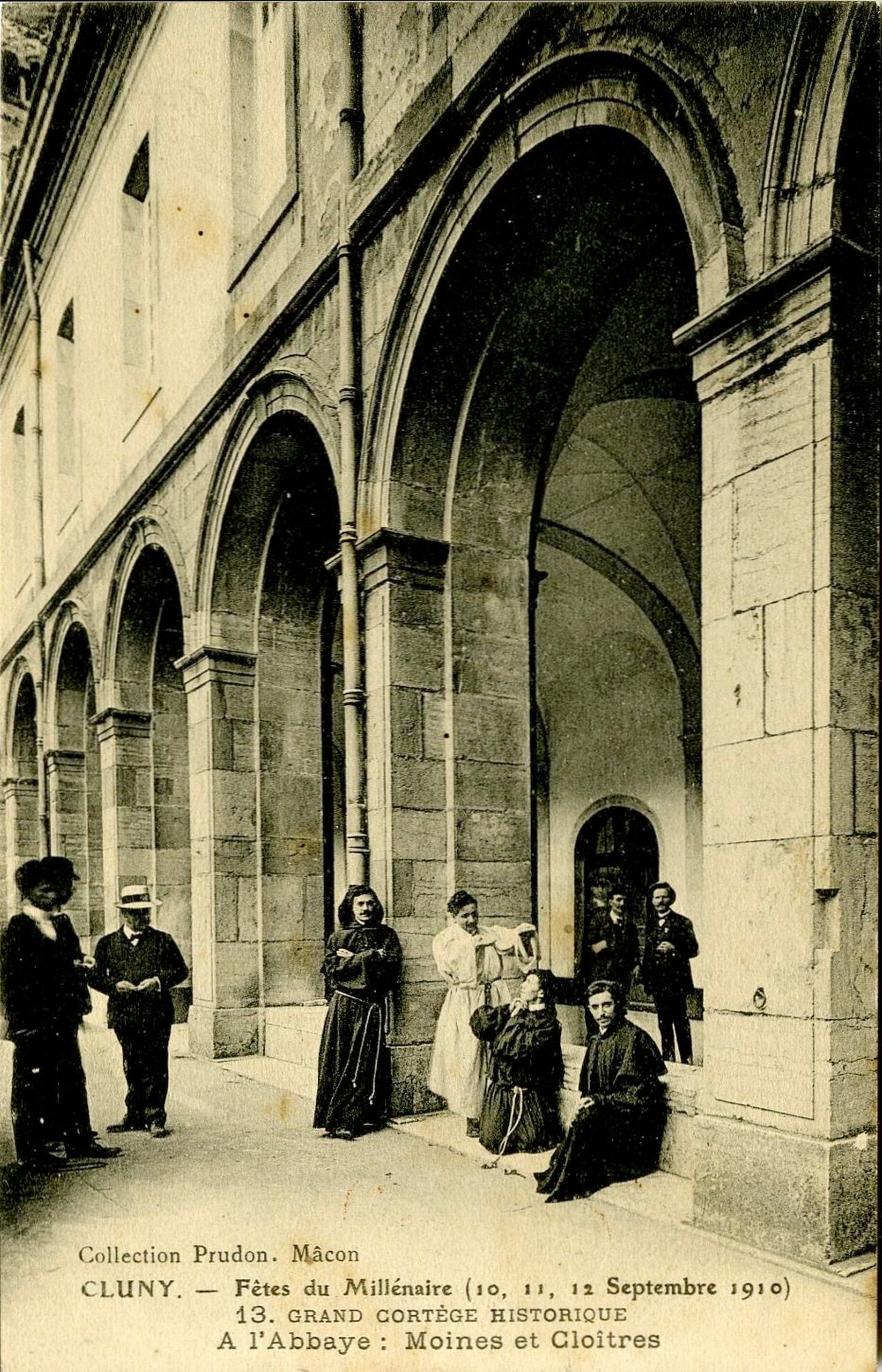 Cluny.- Fêtes du Millénaire (10, 11, 12 septembre 1910). Grand cortège historique. A l'abbaye : moines et cloîtres.