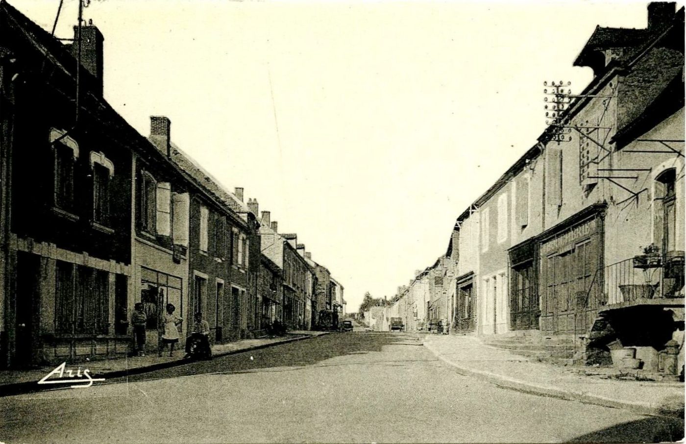 Genouilly. Grande rue.