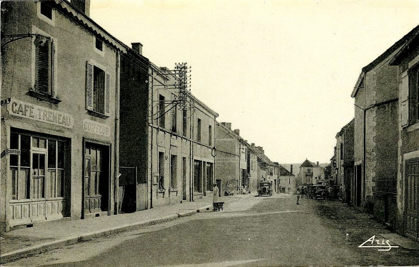 Genouilly. Grande rue. La poste.