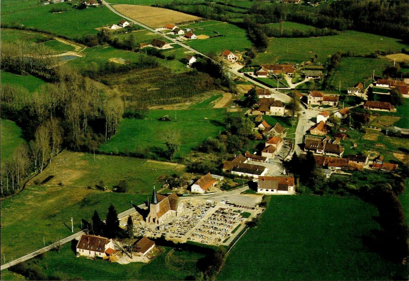 Le Fay.- Son gîte de groupe. Prise de vue aérienne, mars 1994.