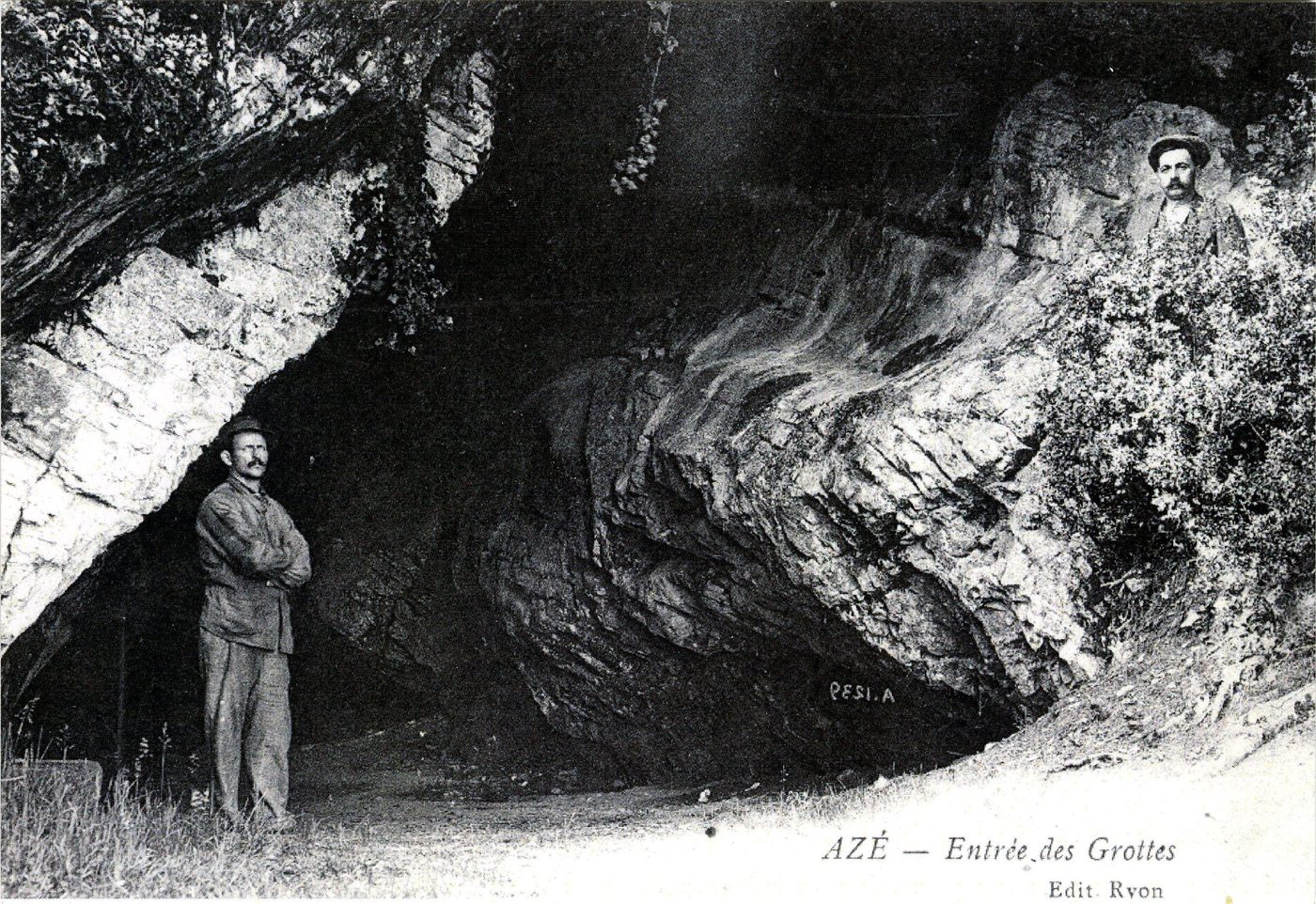 Azé. Entrée des grottes.