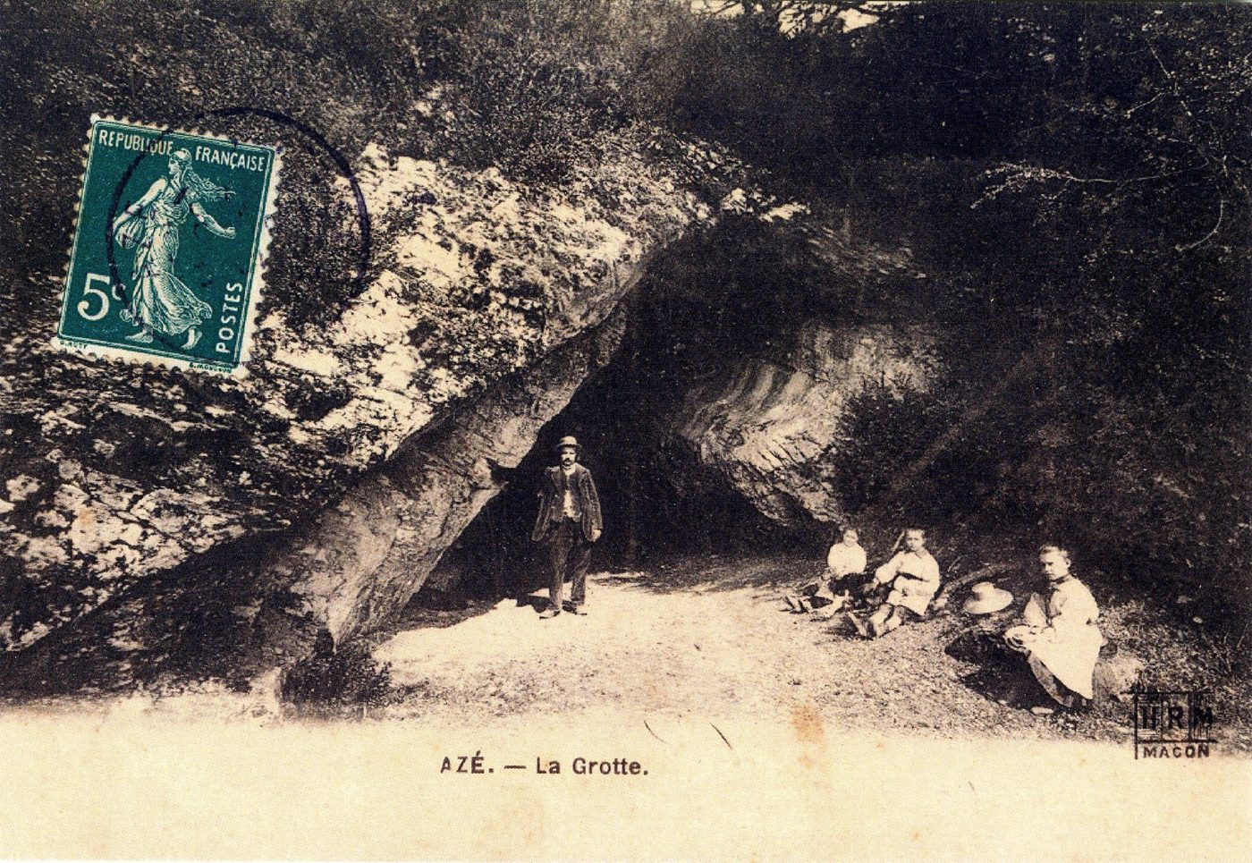 Azé. La grotte.