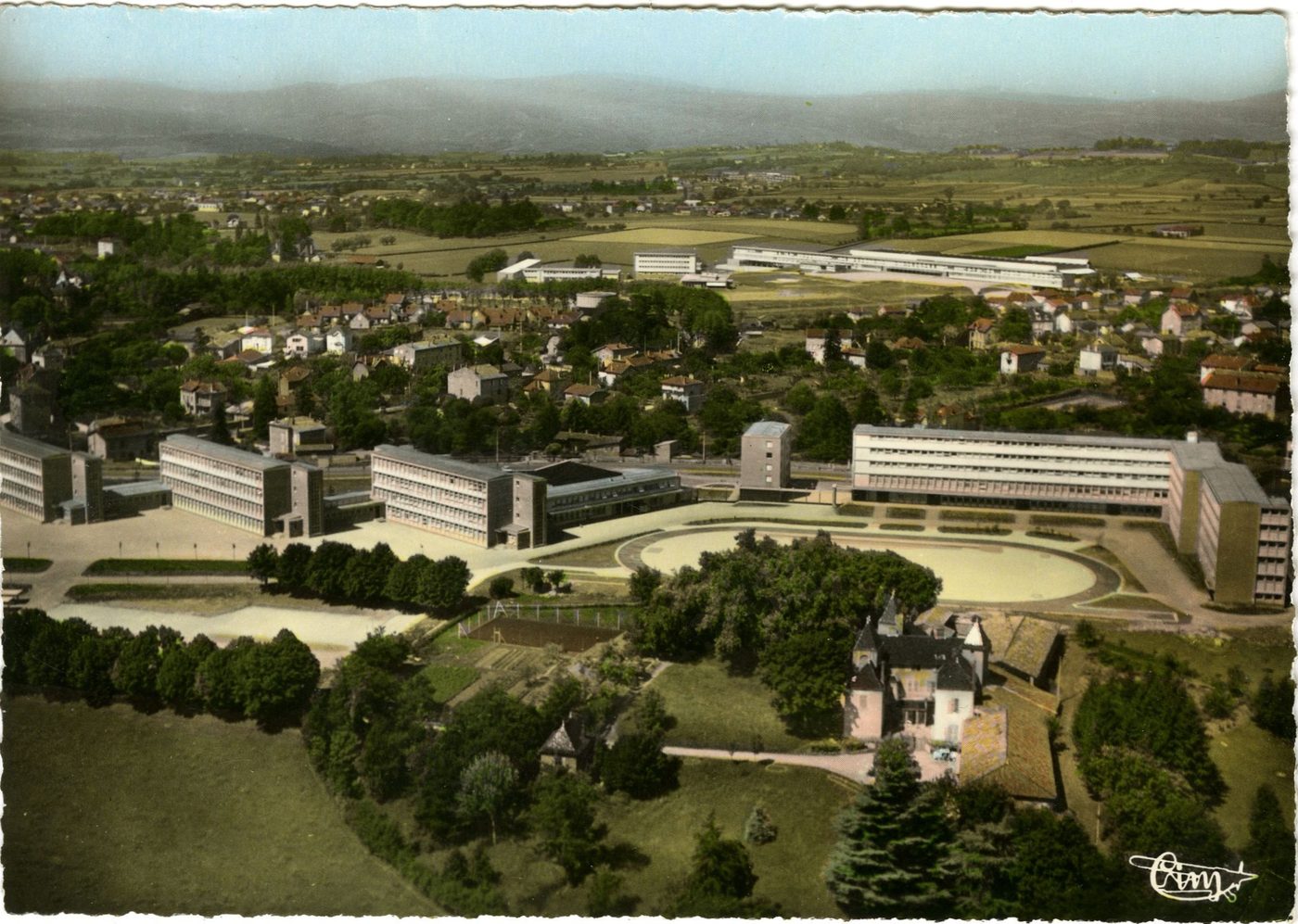 Mâcon. Nouveau lycée (architectes : MM. Palazzi, Augros et Leguet) et collège technique (architectes : MM Petit et Fournier).