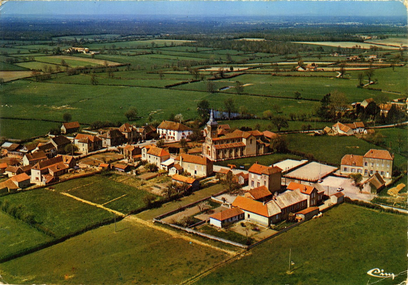 Poisson. Vue générale aérienne.