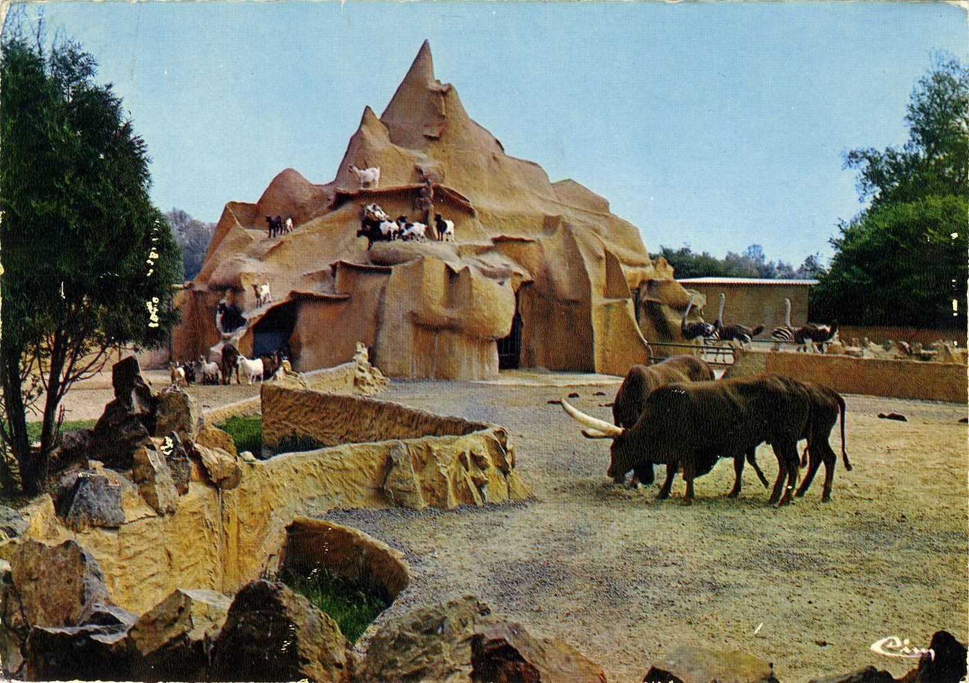 Romanèche-Thorins, la Mmaison Blanche.- Parc zoologique des Condeminals. Un coin du parc.