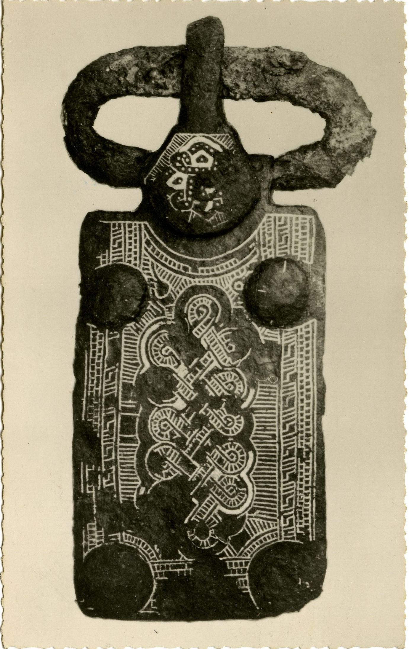 Curtil-sous-Burnand.- Plaque boucle de ceinture en fer, damasquinée d'argent, après restauration (déposée au Musée Denon à Chalon-sur-Saône).