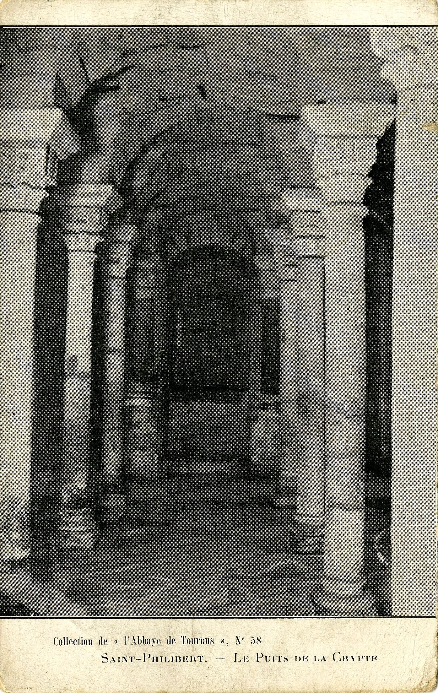 Saint-Philibert. Le puits de la crypte.