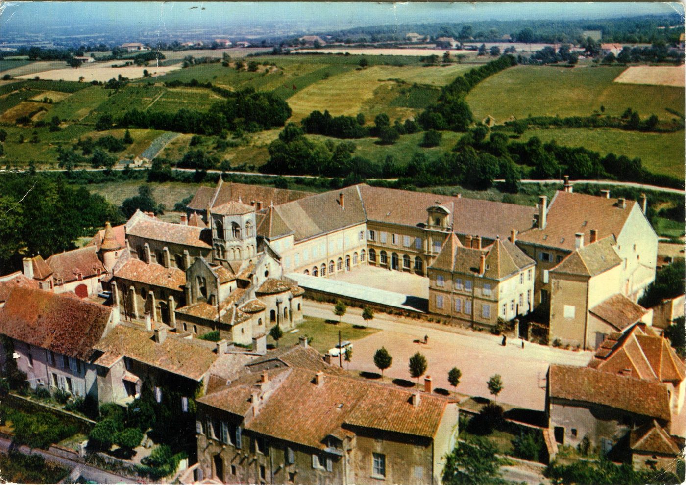 Semur-en-Brionnais. Vue aérienne sur l'église et le séminaire.