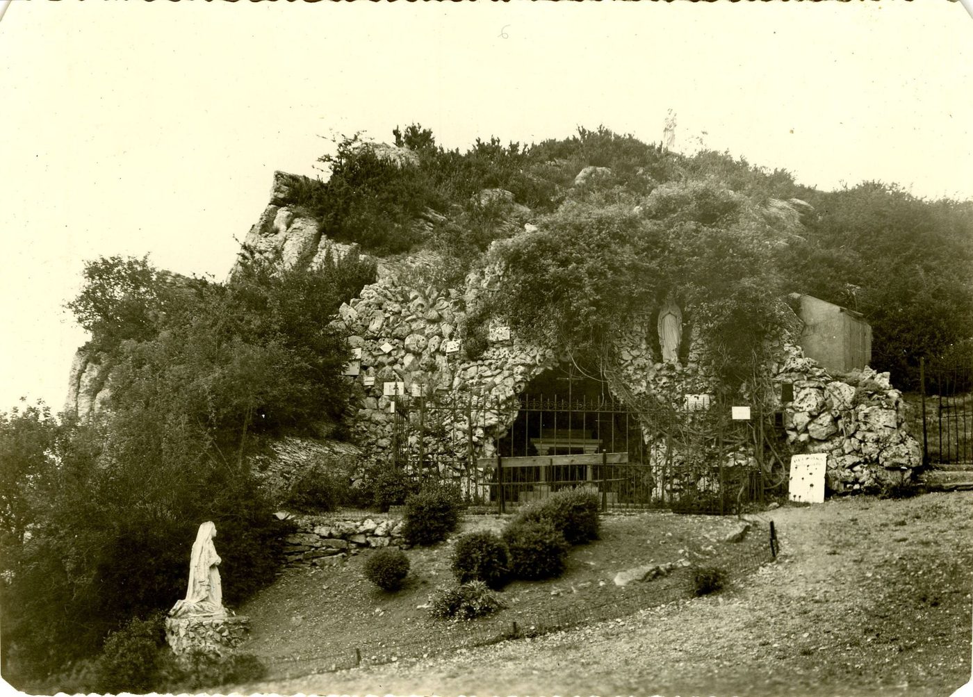 Saint-Denis-de-Vaux. La grotte.