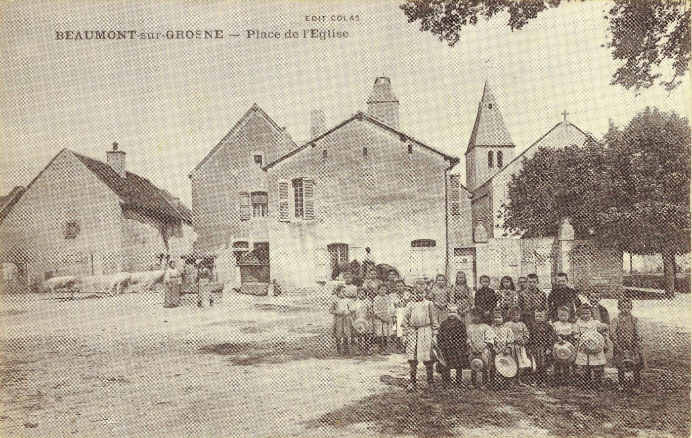 Beaumont-sur-Grosne. Place de l'église.