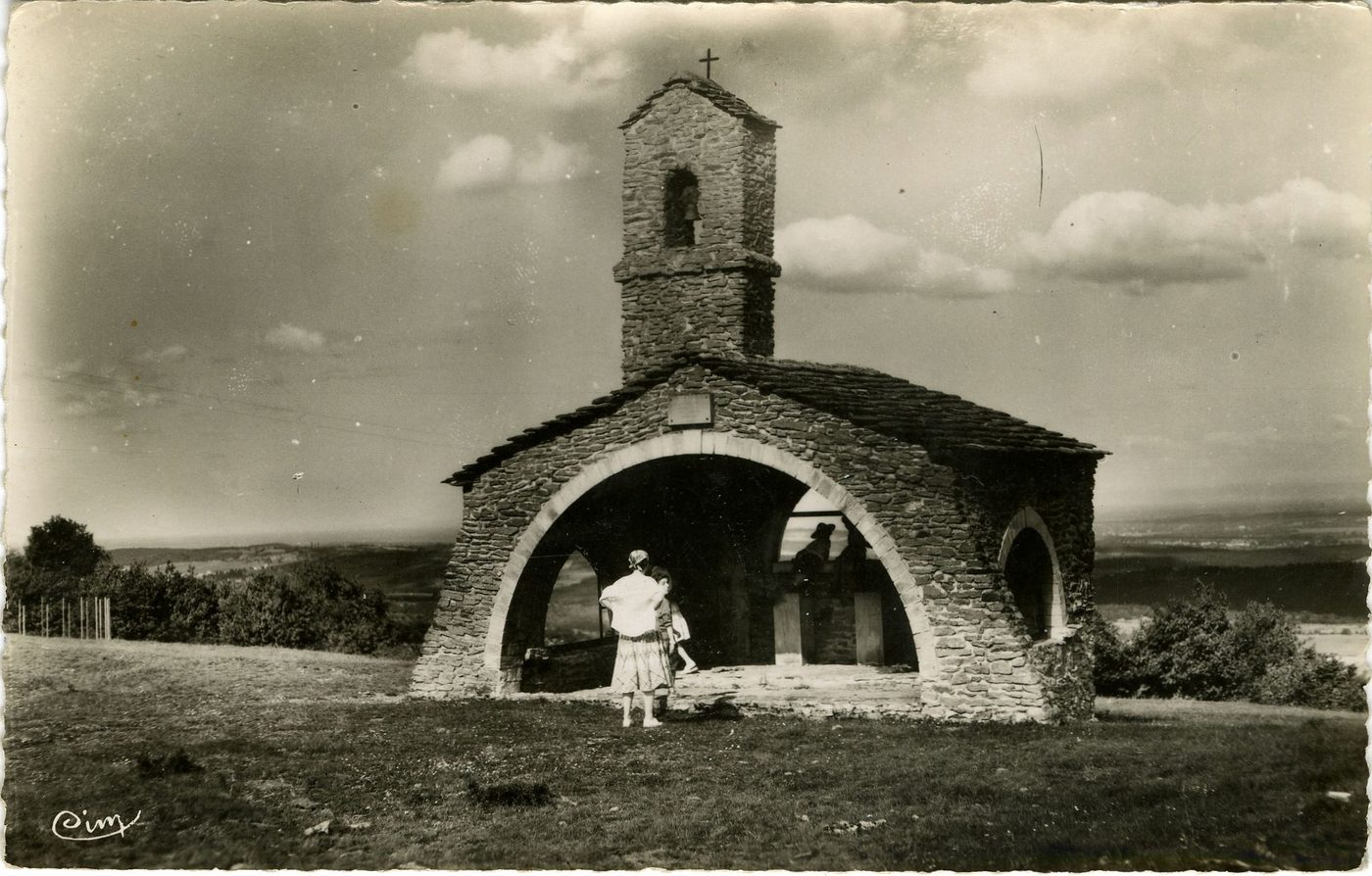 Blanot.- Mont-Saint-Romain. La chapelle de Charcubles.