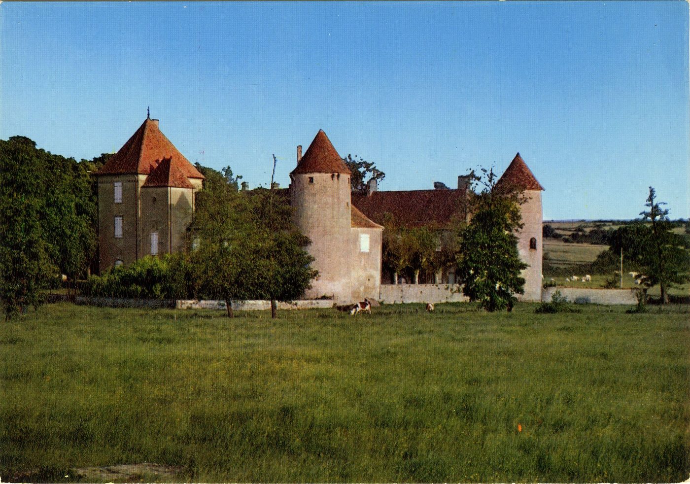 Saint-Huruge, le château.- Reste d'un donjon cité en 1528. Cette ancienne seigneurie a appartenu aux de Trezette au XIVe s, aux de Bernont au XVe s., aux de Choizeuil et aux de Foudras. Les derniers possesseurs furent les de la Fage Péronne, tout le XVIIIe s. Le marquis de Saint-Huruge fut le fameux révolutionnaire et le dernier des de La Fage.