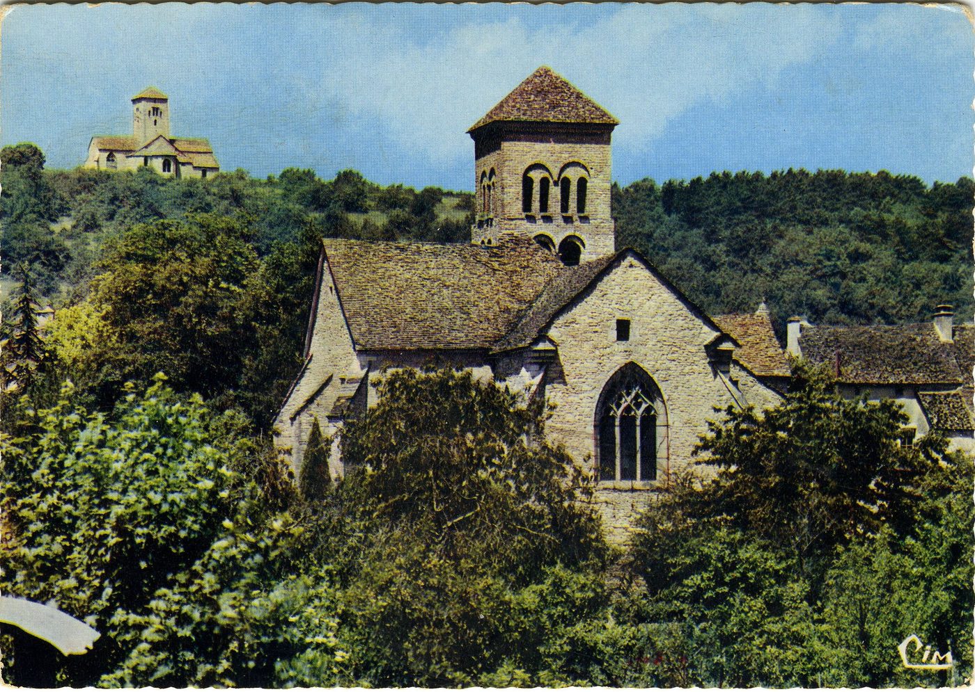 Sennecey-le-Grand. Eglises Saint-Julien (IXe s.- XIIe s.) et au second plan, Saint-Martin, monument historique (XIe s.).