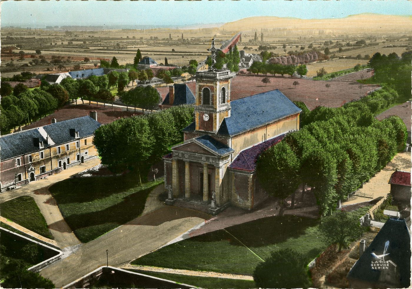 En avion au dessus de Sennecey-le-Grand.- L'église et la place.