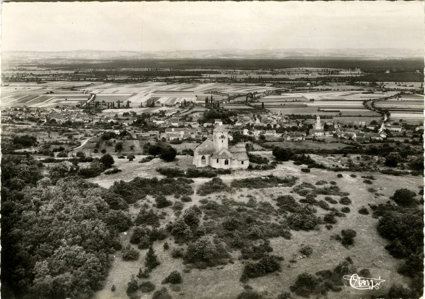 Sennecey-le-Grand. Vue aérienne sur l'église Saint-Martin et la plaine de la Grosne.