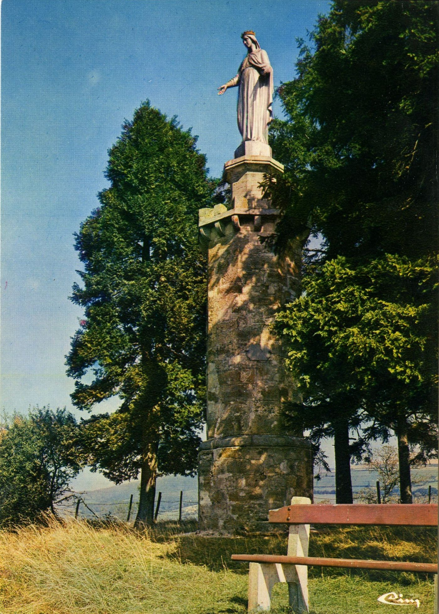 Tramayes. La Madone, Notre-Dame-de-Bon-Secours.