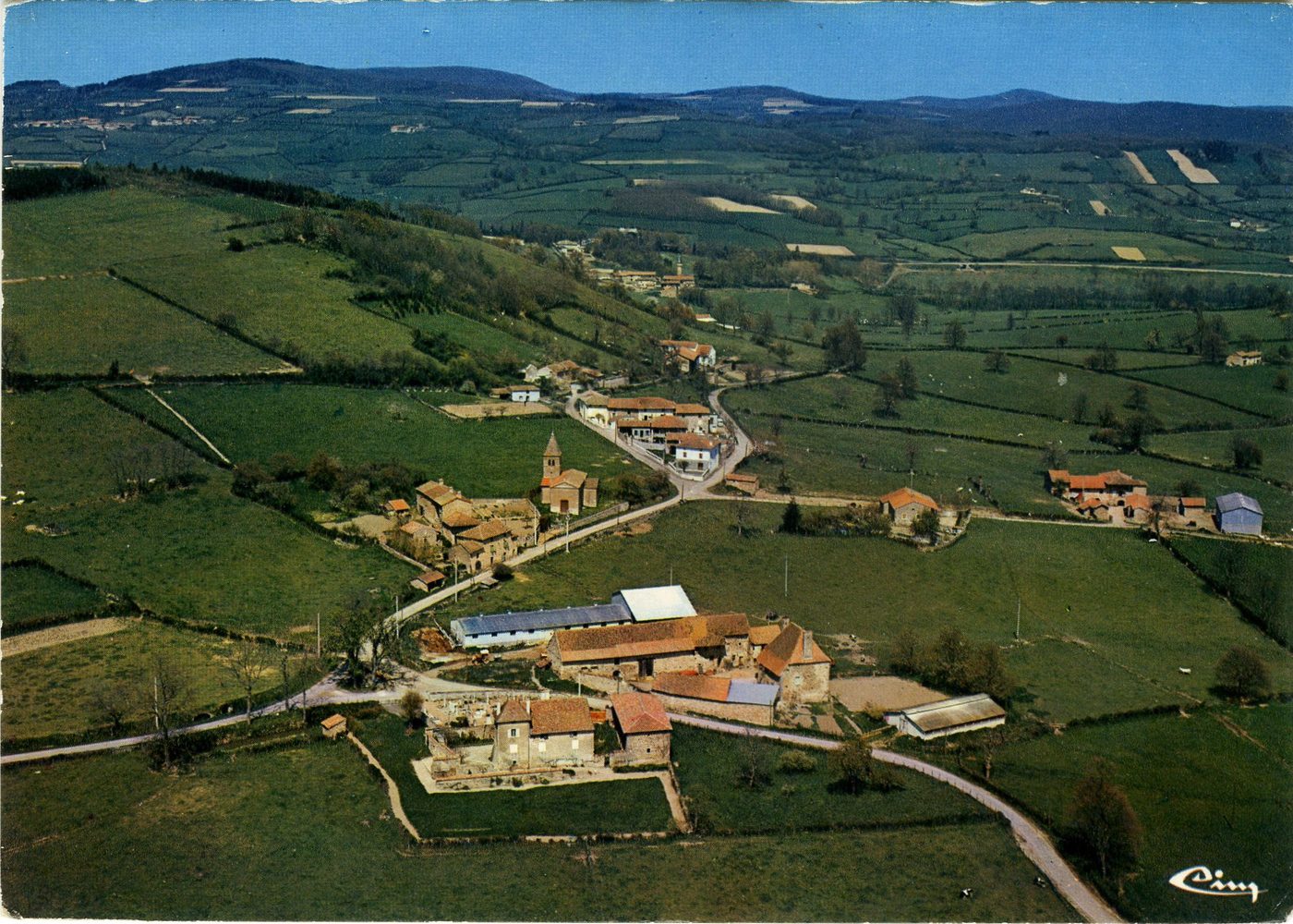 Montagny-sur-Grosne. Vue générale aérienne.