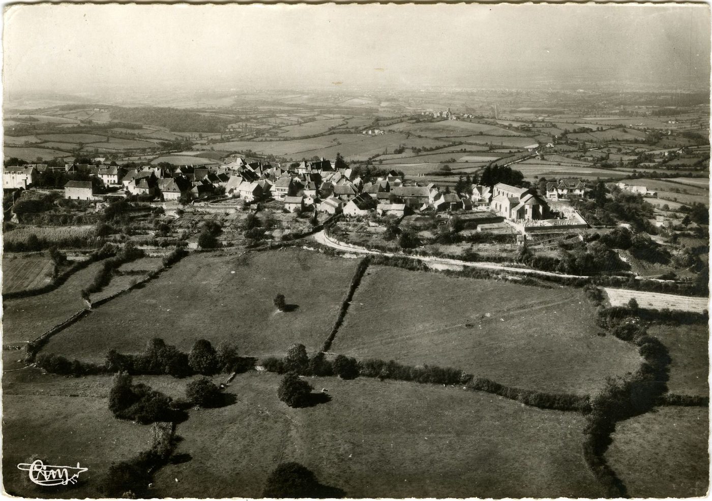 Mont-Saint-Vincent . (S.et L.), all 610 m. Vue aérienne côté Est. Au fond, Montceau-les-Mines et les monts du Morvan.