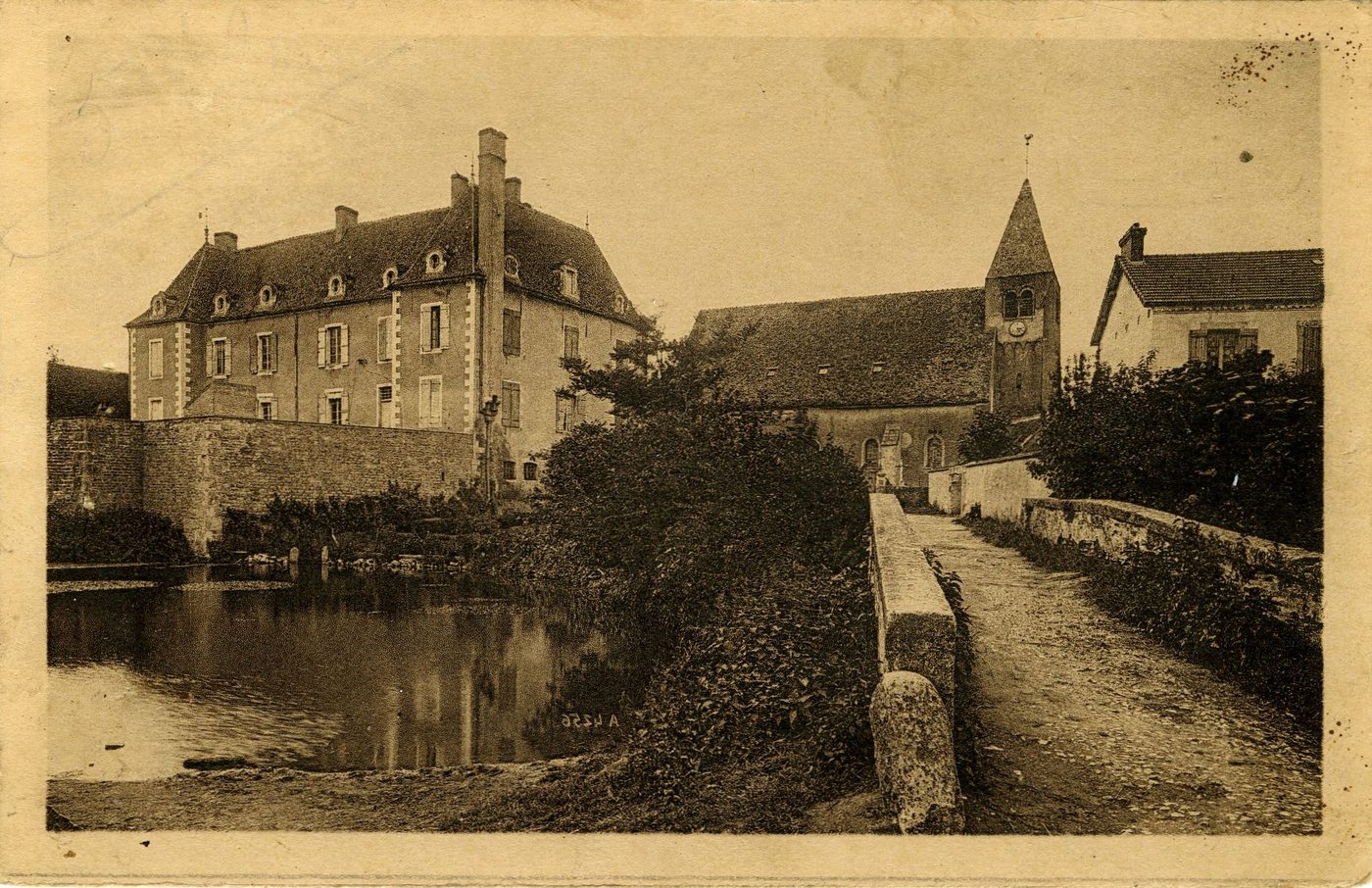 Sassenay. Eglise, presbytère et ancien château.