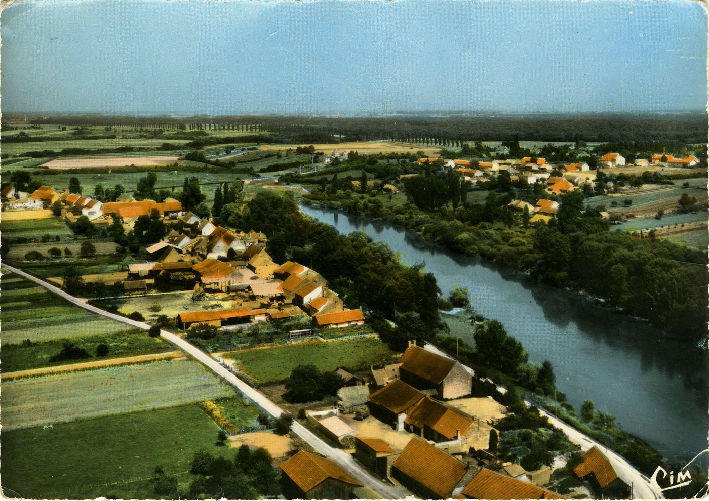 Saunières. Vue générale aérienne et les bords du Doubs.
