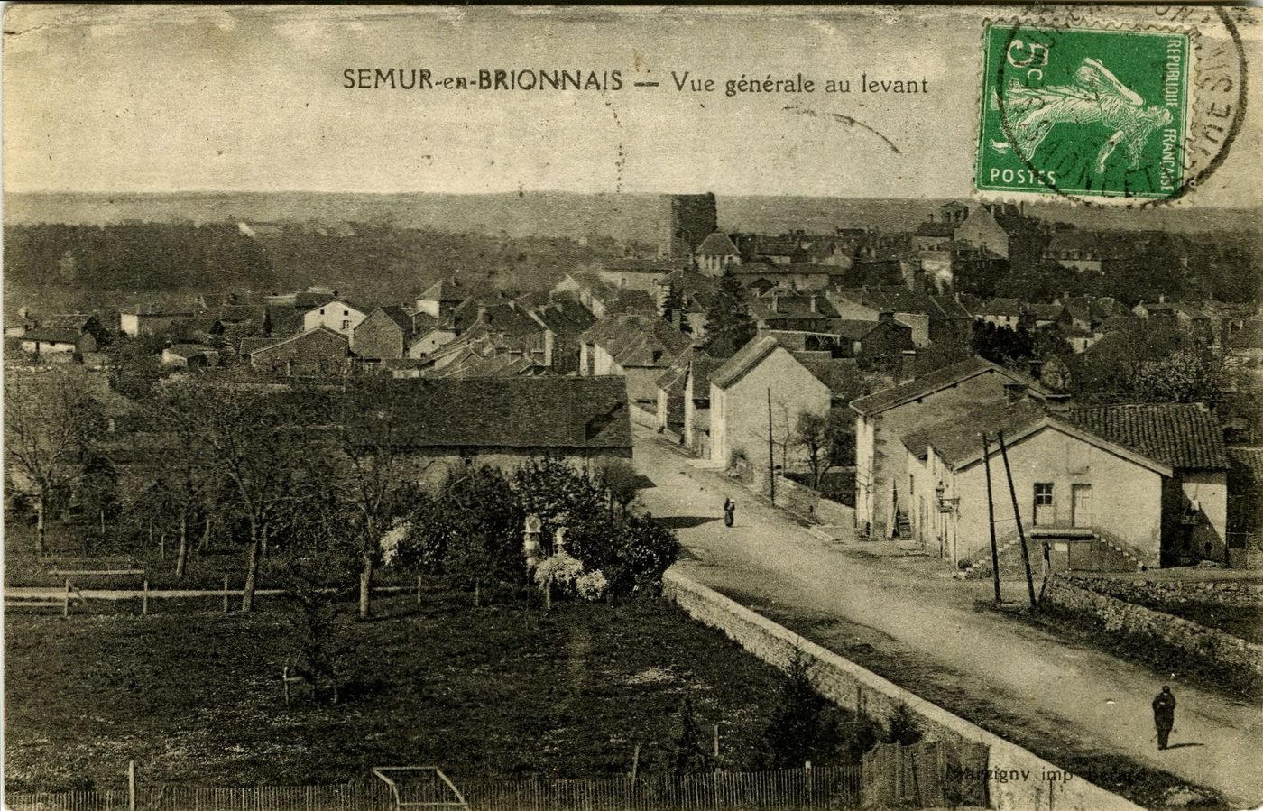 Semur-en-Brionnais. Vue générale au levant.