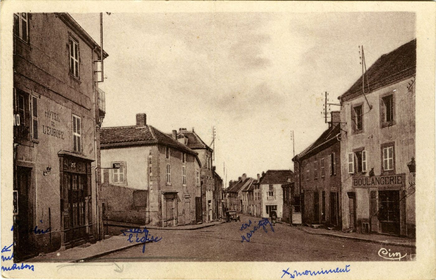 Semur-en-Brionnais. Place du bourg.