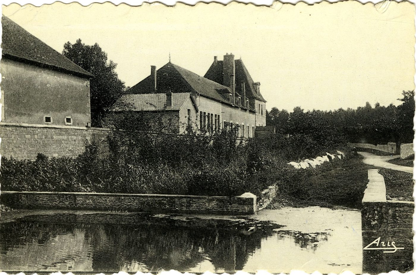 Sennecey-le-Grand. Fossés de l'ancien château.
