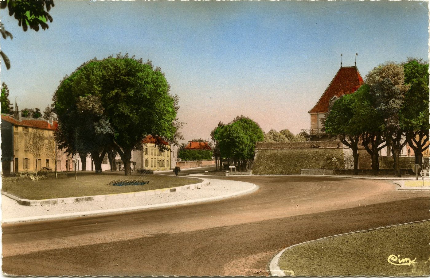Sennecey-le-Grand. La place.