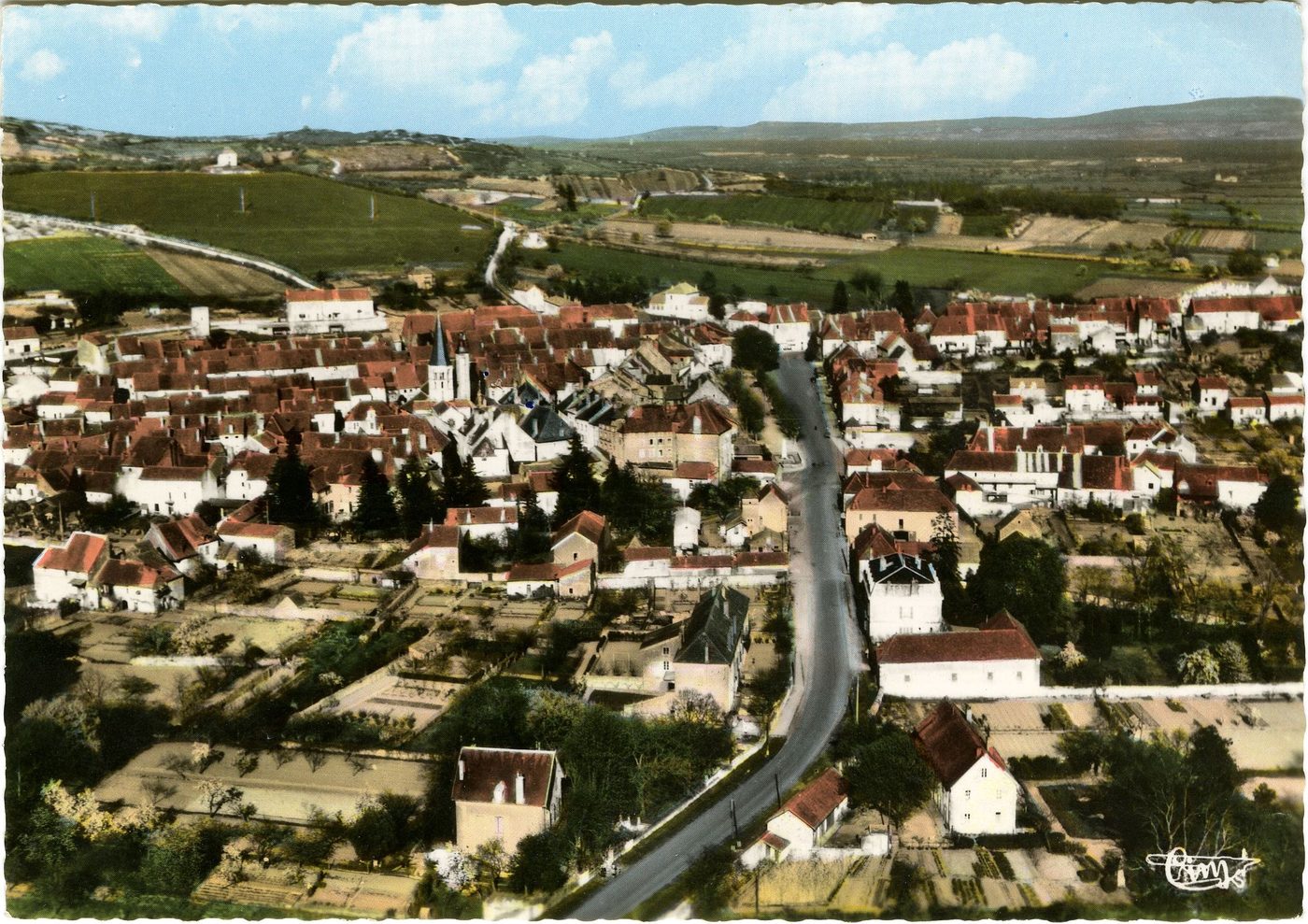 Saint-Gengoux-le-National. Vue générale aérienne.