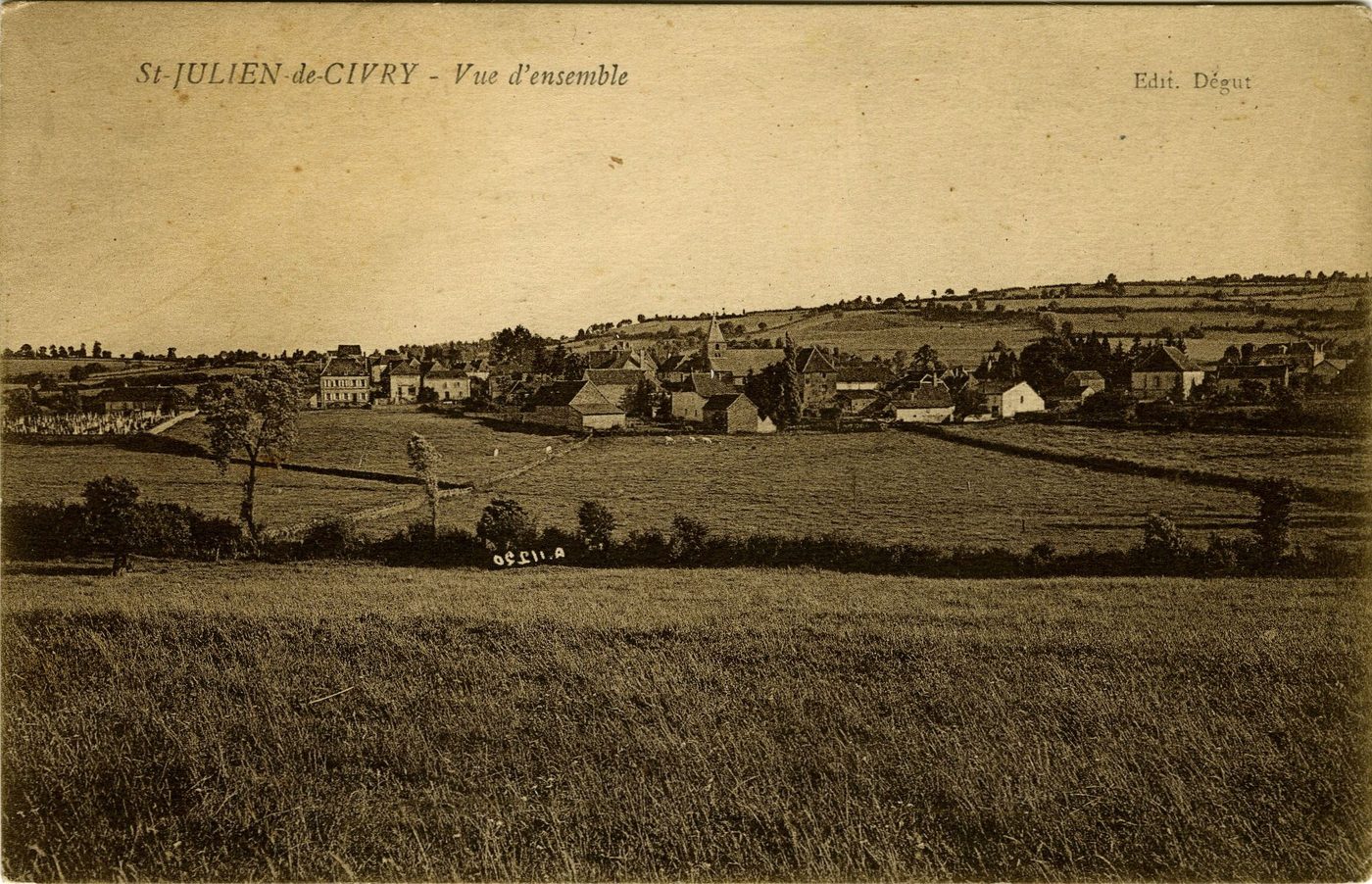 Saint-Julien-de-Civry. Vue d'ensemble.