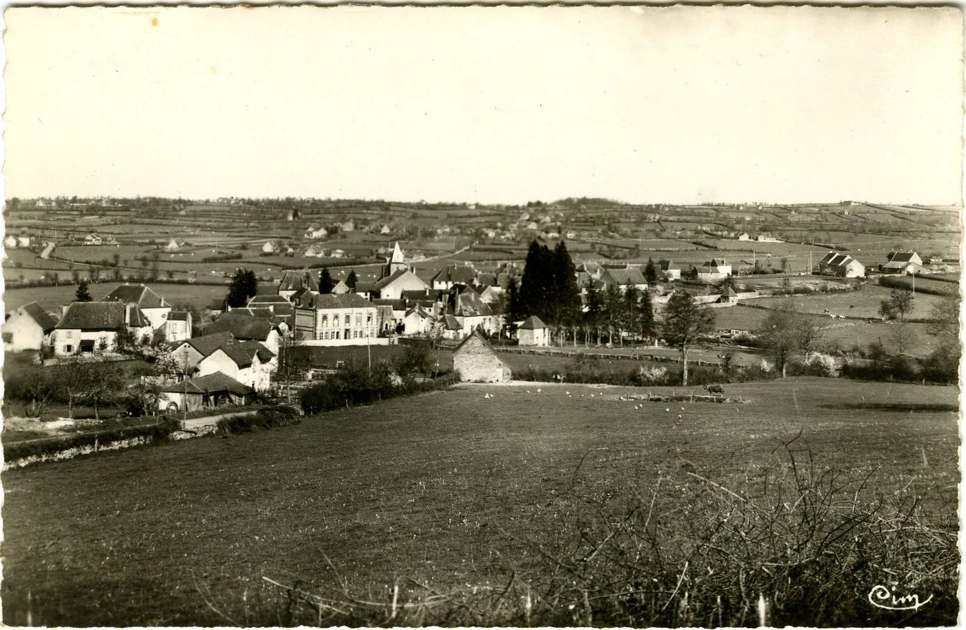 Saint-Julien-de-Civry. Vue générale.