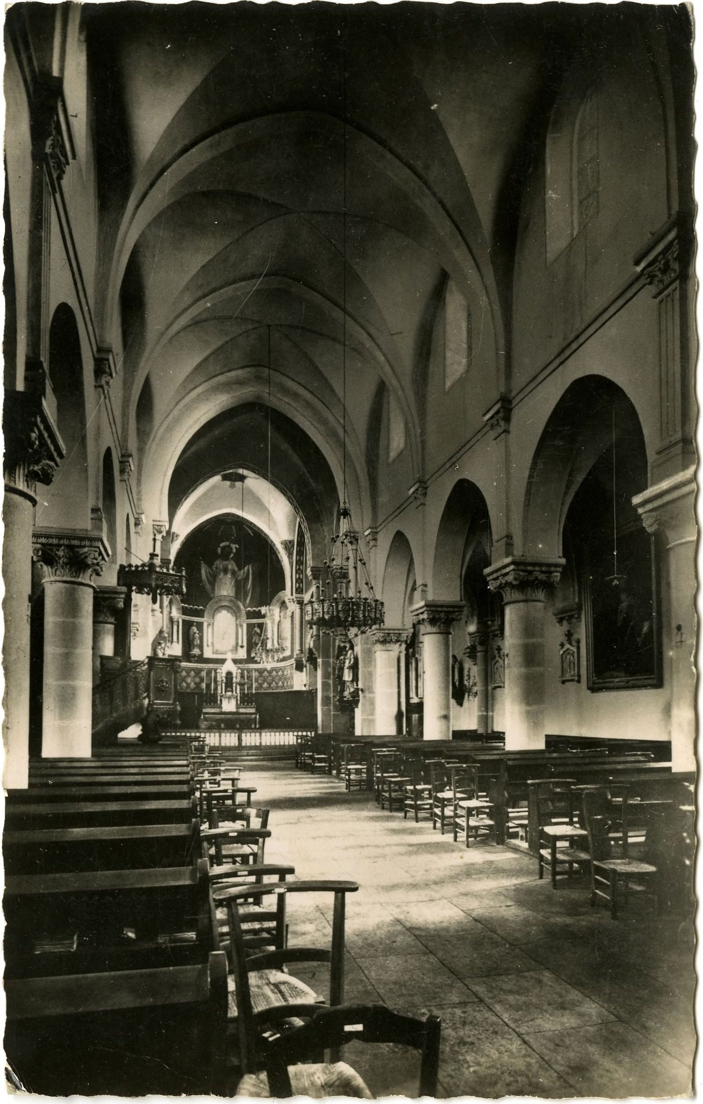 Saint-Julien-de-Jonzy. Intérieur de l'église.