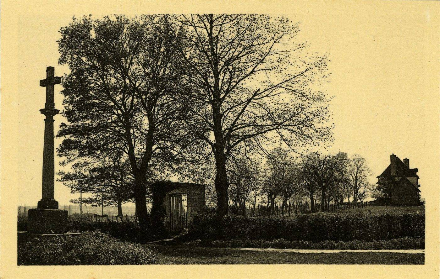 Cortelin (commune de Saint-Rémy). Entrée du vieux château.