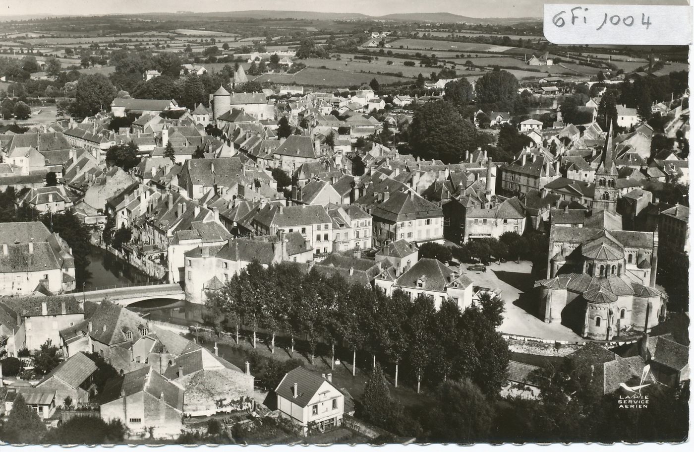 En avion au dessus de ... Charolles. Vue générale. Le pont sur l'Arconce.
