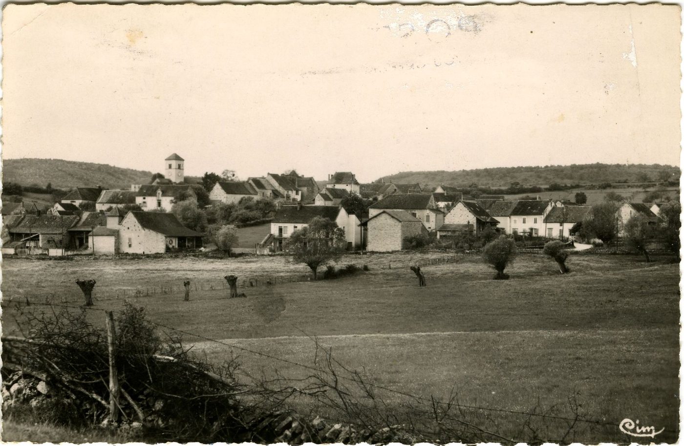 Curtil-sous-Burnand. Entrée du pays.