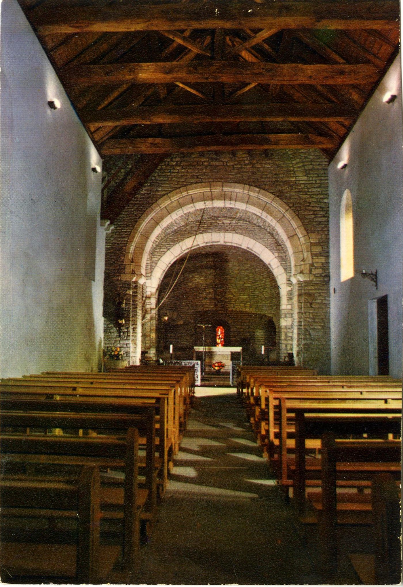 "Les églises du Mâconnais". Solutré-Pouilly, intérieur de l'église romane.