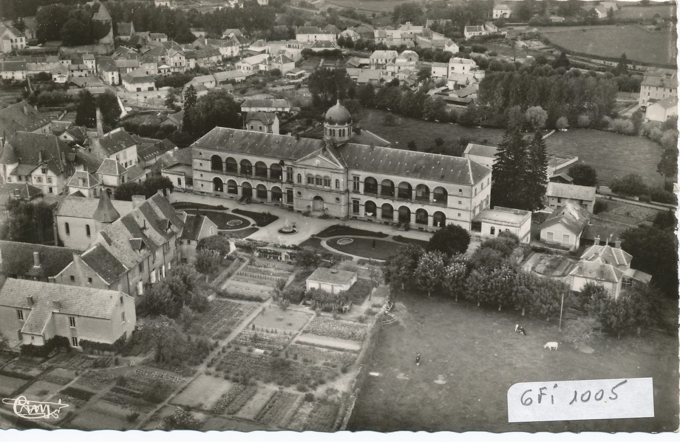 Charolles. Vue générale aérienne et l'hôpital.
