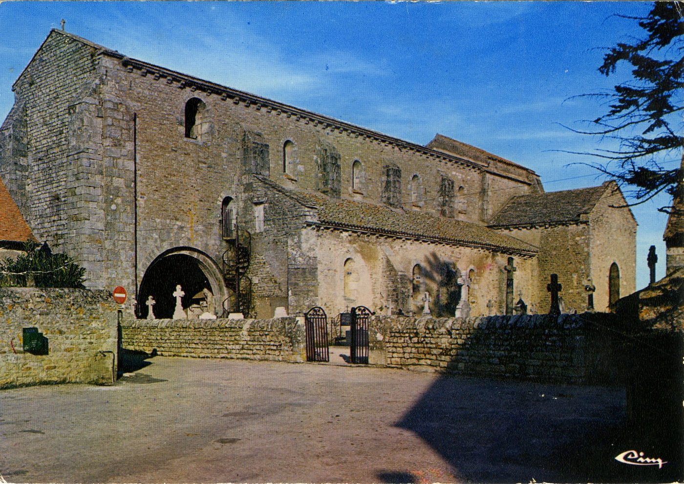 Mont-Saint-Vincent. L'église (mon. hist. XIIe s.).