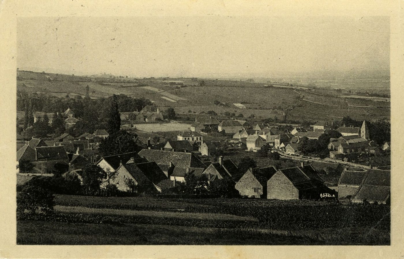 Saint-Vallerin. Le bourg vu du hameau de Congé.