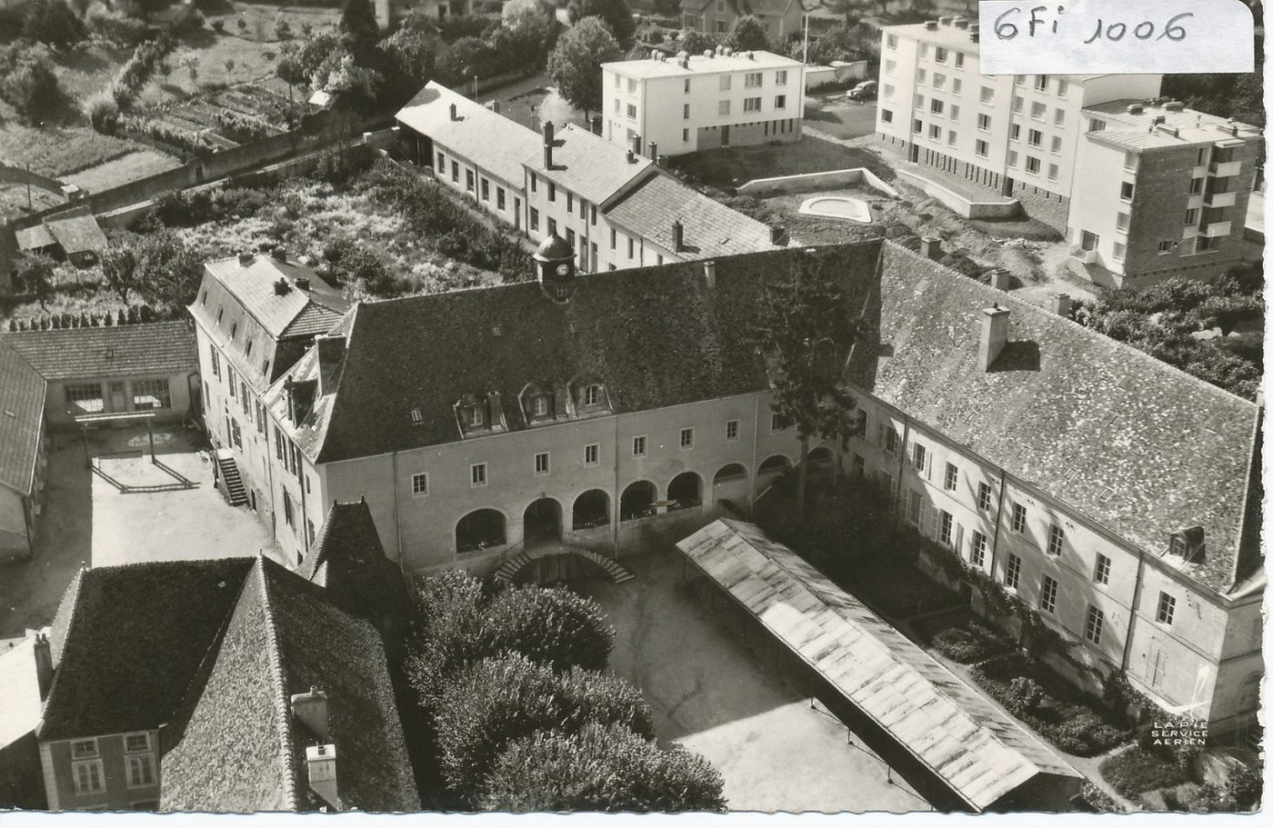 En avion au dessus de ... Charolles. Le collège et les HLM.