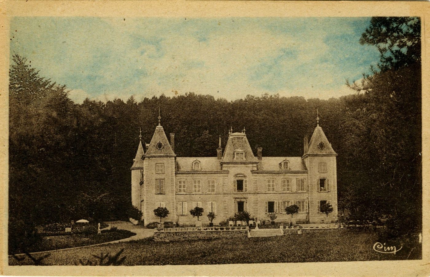 Azé. Le château d'Aisne, la façade principale.