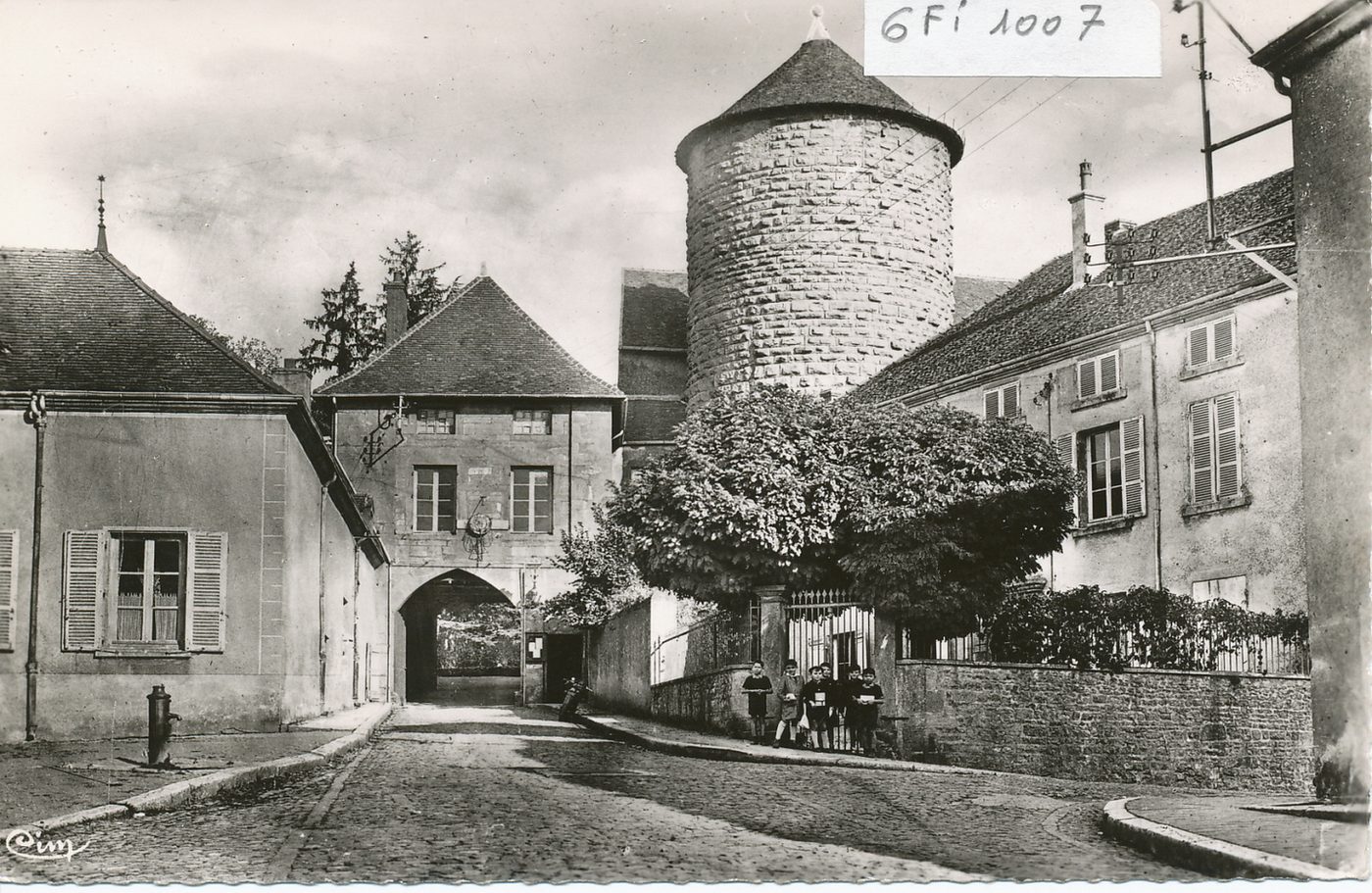 Charolles. L'entrée de la mairie, la tour de Diamant.
