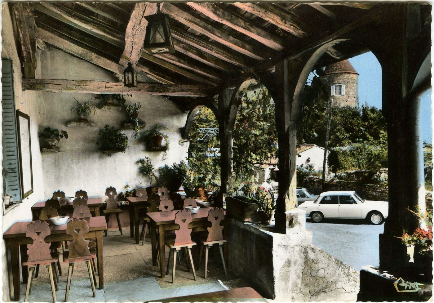 Brancion. Auberge du vieux Brancion. Tél n° 14 à Martaillly. La terrasse.