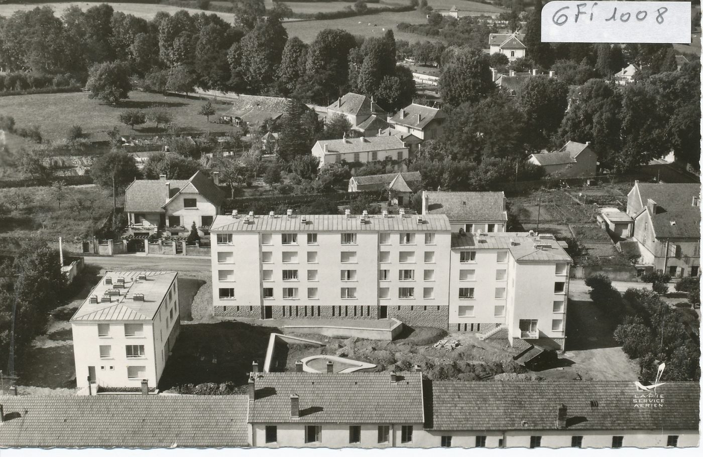 En avion au dessus-de ... Charolles. Les nouvelles cités HLM.
