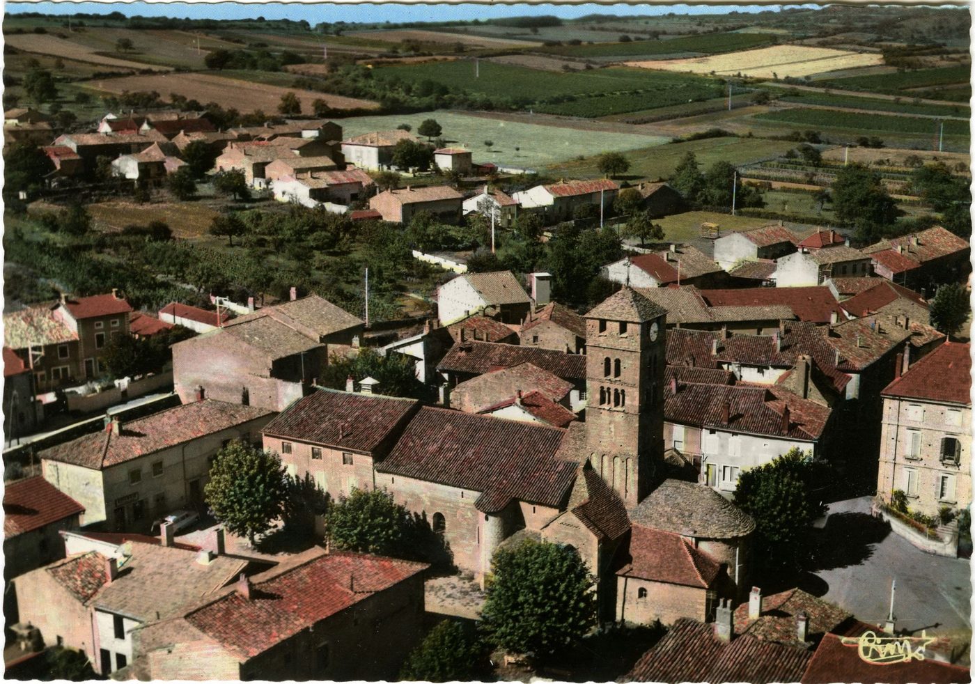 Uchizy. Vue aérienne sur l'église.