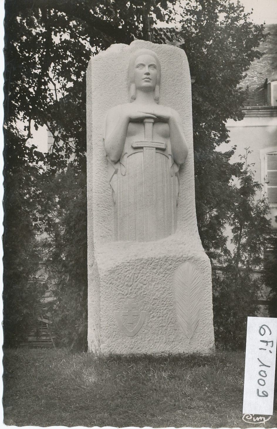 Charolles. La Résistance dans la paix veillant sur ses héros. Oeuvre du statuaire René Davoine.