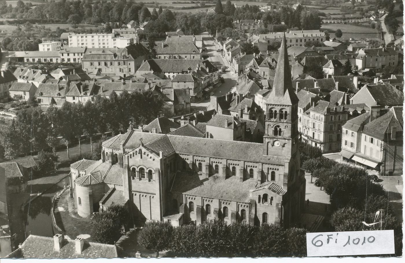 En avion au dessus de .... Charolles. L'église.
